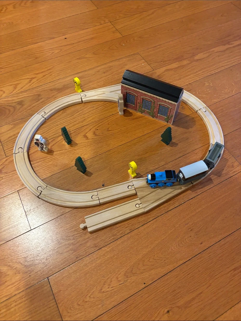 Thomas the Train Wooden Toy Train Set with Track and Accessories - Picture 1 of 8